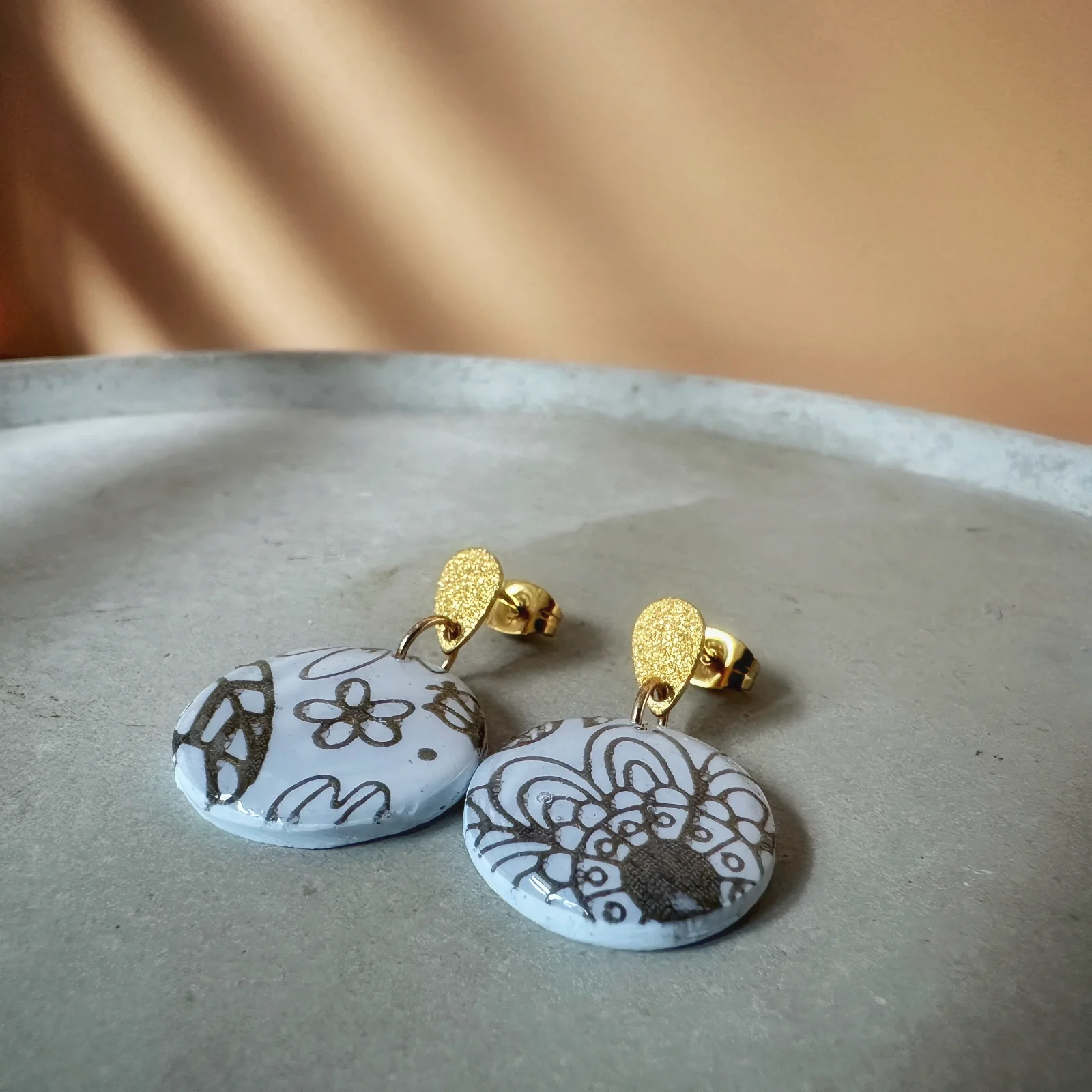 Goldene Blütenlinien